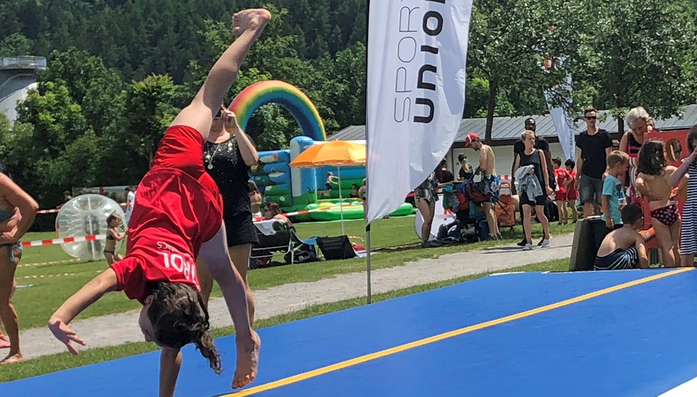 Anfang Juni fand am Baggersee der Sommersporttag der Stadt Innsbruck statt: Unter dem Motto "Bewegt am See" verwandelte sich das Areal zu einer großen Sport-Wiese. Unterschiedliche Stationen zum Ausprobieren für Jung und Alt kamen bei den BesucherInnen sehr gut an. Auch Sport-Stadträtin Elisabeth Mayr besuchte die Veranstaltung und versuchte sich selbst an den Stationen.