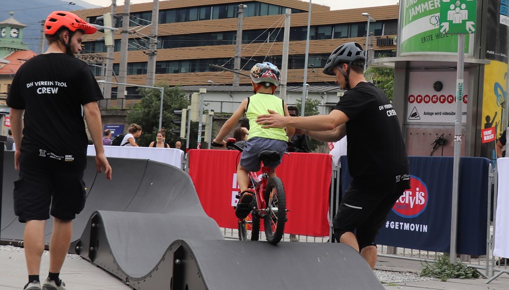 Vor dem Sillpark steht seit Anfang Juni ein Pumptrack bereit, auf dem sowohl mit Rad als auch mit Roller ausprobiert, geübt und gefahren werden kann. Bei der offiziellen Eröffnung zeigten VertreterInnen der Innsbrucker Mountainbikeszene ihr Können. Bis 11. Juli werden mehrmals pro Woche kostenlose Workshops angeboten. Schulklassen haben außerdem die Möglichkeit die Anlage im Unterricht zu nutzen. Für all jene, die keine Ausrüstung besitzen stehen Räder und Schutzkleidung bereit.