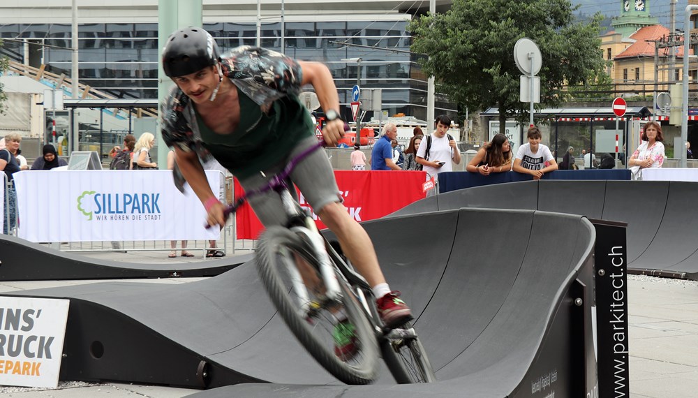 Vor dem Sillpark steht seit Anfang Juni ein Pumptrack bereit, auf dem sowohl mit Rad als auch mit Roller ausprobiert, geübt und gefahren werden kann. Bei der offiziellen Eröffnung zeigten VertreterInnen der Innsbrucker Mountainbikeszene ihr Können. Bis 11. Juli werden mehrmals pro Woche kostenlose Workshops angeboten. Schulklassen haben außerdem die Möglichkeit die Anlage im Unterricht zu nutzen. Für all jene, die keine Ausrüstung besitzen stehen Räder und Schutzkleidung bereit.