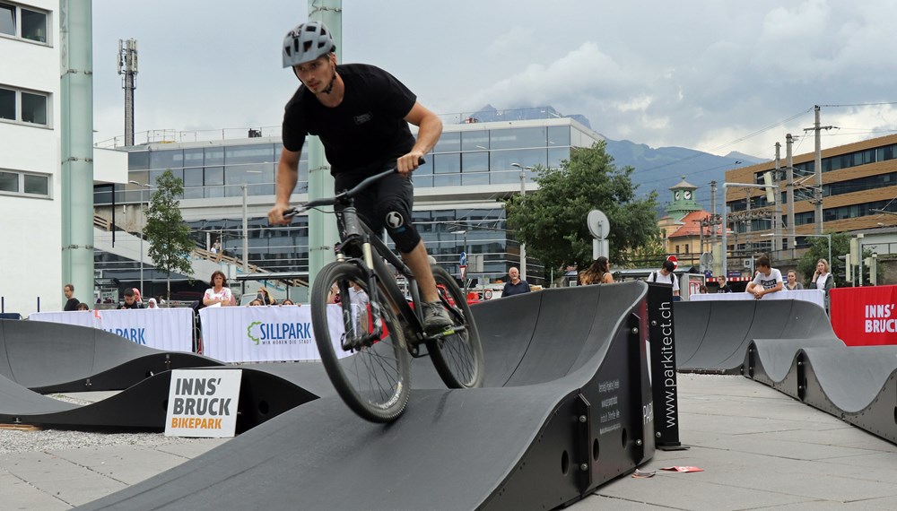 Vor dem Sillpark steht seit Anfang Juni ein Pumptrack bereit, auf dem sowohl mit Rad als auch mit Roller ausprobiert, geübt und gefahren werden kann. Bei der offiziellen Eröffnung zeigten VertreterInnen der Innsbrucker Mountainbikeszene ihr Können. Bis 11. Juli werden mehrmals pro Woche kostenlose Workshops angeboten. Schulklassen haben außerdem die Möglichkeit die Anlage im Unterricht zu nutzen. Für all jene, die keine Ausrüstung besitzen stehen Räder und Schutzkleidung bereit.