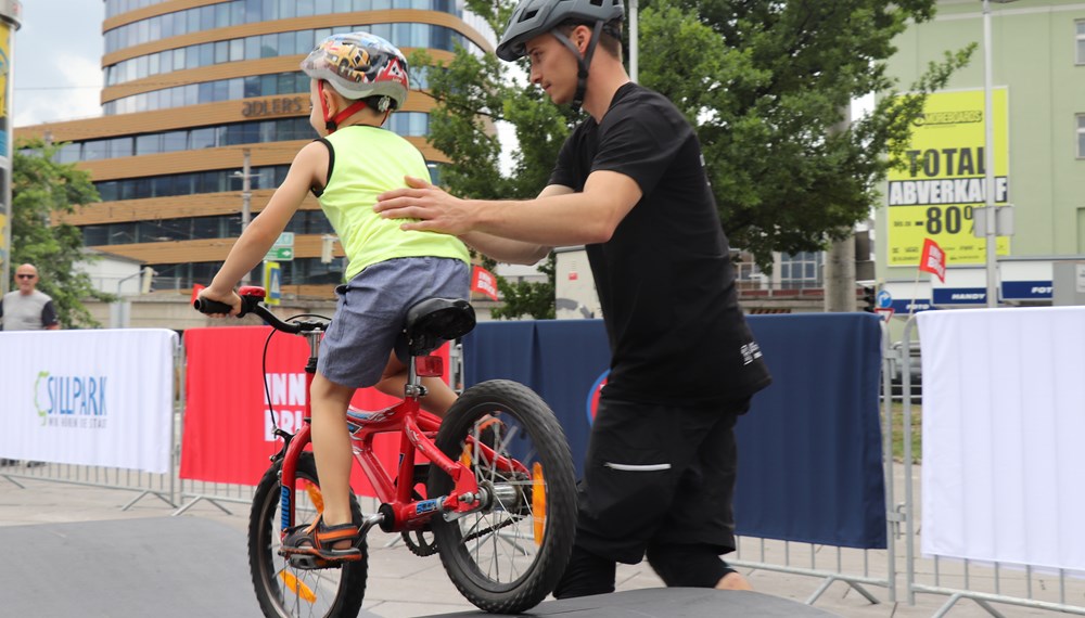 Vor dem Sillpark steht seit Anfang Juni ein Pumptrack bereit, auf dem sowohl mit Rad als auch mit Roller ausprobiert, geübt und gefahren werden kann. Bei der offiziellen Eröffnung zeigten VertreterInnen der Innsbrucker Mountainbikeszene ihr Können. Bis 11. Juli werden mehrmals pro Woche kostenlose Workshops angeboten. Schulklassen haben außerdem die Möglichkeit die Anlage im Unterricht zu nutzen. Für all jene, die keine Ausrüstung besitzen stehen Räder und Schutzkleidung bereit.