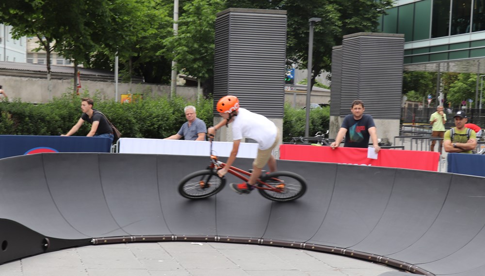 Vor dem Sillpark steht seit Anfang Juni ein Pumptrack bereit, auf dem sowohl mit Rad als auch mit Roller ausprobiert, geübt und gefahren werden kann. Bei der offiziellen Eröffnung zeigten VertreterInnen der Innsbrucker Mountainbikeszene ihr Können. Bis 11. Juli werden mehrmals pro Woche kostenlose Workshops angeboten. Schulklassen haben außerdem die Möglichkeit die Anlage im Unterricht zu nutzen. Für all jene, die keine Ausrüstung besitzen stehen Räder und Schutzkleidung bereit.