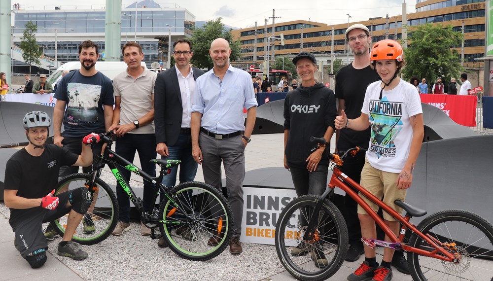 Vor dem Sillpark steht seit Anfang Juni ein Pumptrack bereit, auf dem sowohl mit Rad als auch mit Roller ausprobiert, geübt und gefahren werden kann. Bei der offiziellen Eröffnung zeigten VertreterInnen der Innsbrucker Mountainbikeszene ihr Können. Bis 11. Juli werden mehrmals pro Woche kostenlose Workshops angeboten. Schulklassen haben außerdem die Möglichkeit die Anlage im Unterricht zu nutzen. Für all jene, die keine Ausrüstung besitzen stehen Räder und Schutzkleidung bereit.