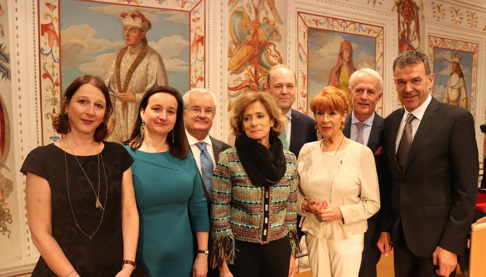 Im Schloss Ambras kann seit Mitte Juni die Sonderausstellung „FRAUEN. KUNST UND MACHT - Drei Frauen aus dem Hause Habsburg“ bewundert werden. Bürgermeister Georg Willi nahm an der offiziellen Eröffnung teil und tauschte sich mit dem portugiesischen Botschafter Antonio de Almeida Ribeiro (3 v.l.), dem belgischen Botschafter Willem Van de Voorde (5 v.l.) sowie dem ungarischen Botschafter János Perényi (2 v.r.) in Begleitungen ihrer Gattinnen und im Beisein der Direktorin des Schloss Ambras Veronika Sandbichler (1 v.l.) über die Ausstellung aus.