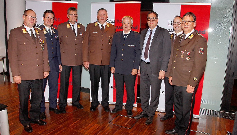 Gelegenheit zum Austausch von Fachexpertise hatten die VertreterInnen der Feuerwehren des Bezirks Innsbruck sowie jene aus der Partnerstadt Freiburg beim 55. Bezirks-Feuerwehrtages im Plenarsaal des Innsbrucker Rathauses. Bei diesem Zusammenkommen wurden auch die Bezirksfunktionäre neu gewählt sowie Ehrungen durchgeführt. Vizebürgermeister Franz X. Gruber (3.v.r.), seit Ende Mai für die Feuerwehr ressortzuständig, nahm ebenfalls an der Veranstaltung teil. Am Bild: BFKDTSTV Gerhard Mayregger, BD Mag. (FH) Helmut Hager, BFKDT Albert Pfeifhofer, LFI DI Alfons Gruber, BD Ralf-Jörg Hohloch, Vizebürgermeister Franz Xaver Gruber, BV Markus Strobl, BV Martin Weber