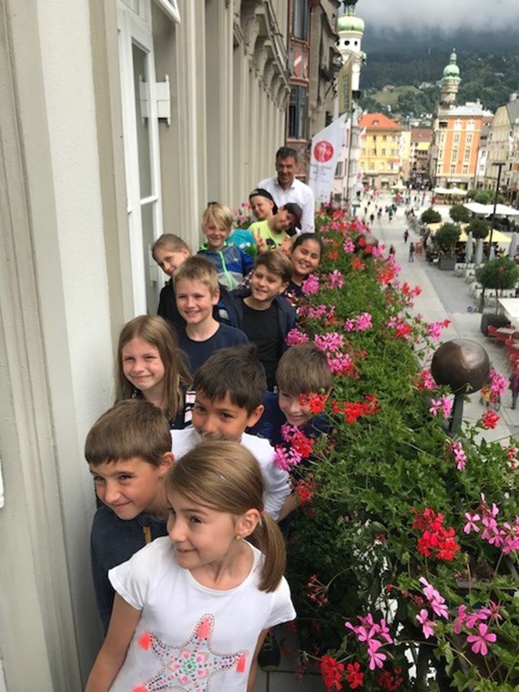 Wo ansonsten die wichtigsten Entscheidungen für die Stadt getroffen werden, durften am 24. Juni SchülerInnen der Volksschule Amras Platz nehmen. Bürgermeister Georg WIlli beantwortete im Sitzungszimmer des Stadtsenates und im Plenarsaal neugierige Fragen der Mädchen und Buben zu den Aufgaben des Gemeinderates, zum Innsbrucker Trinkwasser bis hin zu "Was hast du am Wochenende gemacht?" und "Ist es cool, Bürgermeister zu sein?".