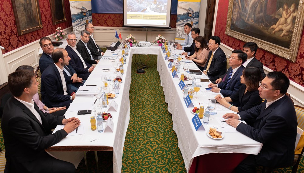 Vor kurzem gastierte eine hochrangige Delegation aus der chinesischen Provinz Jilin in Tirol – einerseits um den Besuch für Wissenstransfer im Seilbahnbereich. Unter anderem wurden sie dabei von Vizebürgermeister Franz X. Gruber empfangen. Am Foto: Philip Haslwanter (GF Bergbahnen Kühtai), Günther Zangerl (Vorstand Silvrettaseilbahn AG), Wang Zhiwei (Generaldirektor Wirtschaftsministerium Provinz Jilin), Patrick Danielsson (GF TechnoAlpin Holding), Martin Eppacher (GF TechnoAlpin Austria), Franz X. Gruber (Vizebürgermeister Stadt Innsbruck), Jing Junhai (Gouverneur Provinz Jilin), Liu Xiaoshan (Präsident Qiaoshan Group), sowie die Delegationsmitglieder An Guiwu, Bai Xugui, Huang Lihua und Yu Liang