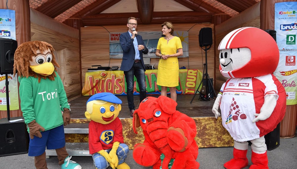 Bei der Eröffnung des Sommerferienzuges 2018 beim Einkaufszentrum DEZ: Vizebürgermeisterin Christine Oppitz-Plörer, GR Christoph Kaufmann, DEZ-GF Helmut Larch und Referatsleiterin Birgit Ginter (Kinder- und Jugendförderung).