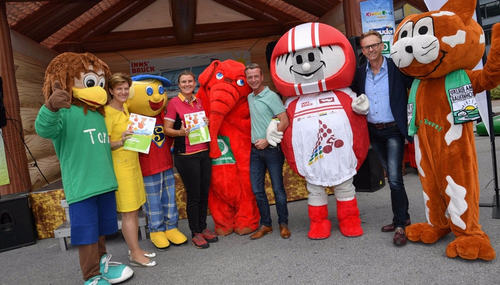 Bei der Eröffnung des Sommerferienzuges 2018 beim Einkaufszentrum DEZ: Vizebürgermeisterin Christine Oppitz-Plörer, GR Christoph Kaufmann, DEZ-GF Helmut Larch und Referatsleiterin Birgit Ginter (Kinder- und Jugendförderung).