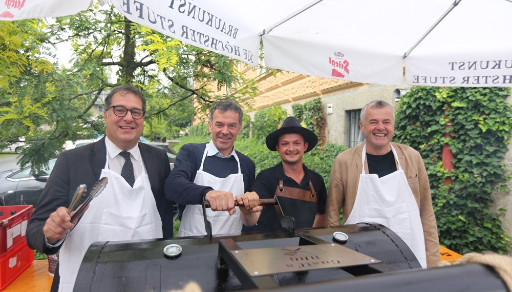 Bürgermeister Georg Willi und Vizebürgermeister Franz X. Gruber folgten der Einladung von Geschäftsführer Hubert Innerebner zum traditionellen Grillfest der ISD, das heuer im Wohnheim Saggen stattfand. Grillmeister Lukas Gastl sorgte für das leibliche Wohl der BesucherInnen.