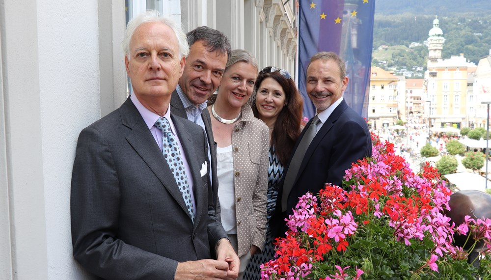 Bürgermeister Georg Willi (2 v.l.) empfing mit seiner Ehefrau Katharina (3 v.l.) am 11. Juli den italienischen Botschafter Sergio Barbanti (l.) im Rathaus. Der Botschafter wurde bei seinem ersten Besuch in Innsbruck von Honorarkonsul Dr. Herbert Schöpf (r.) und dessen Gattin (2 v.r.) begleitet.