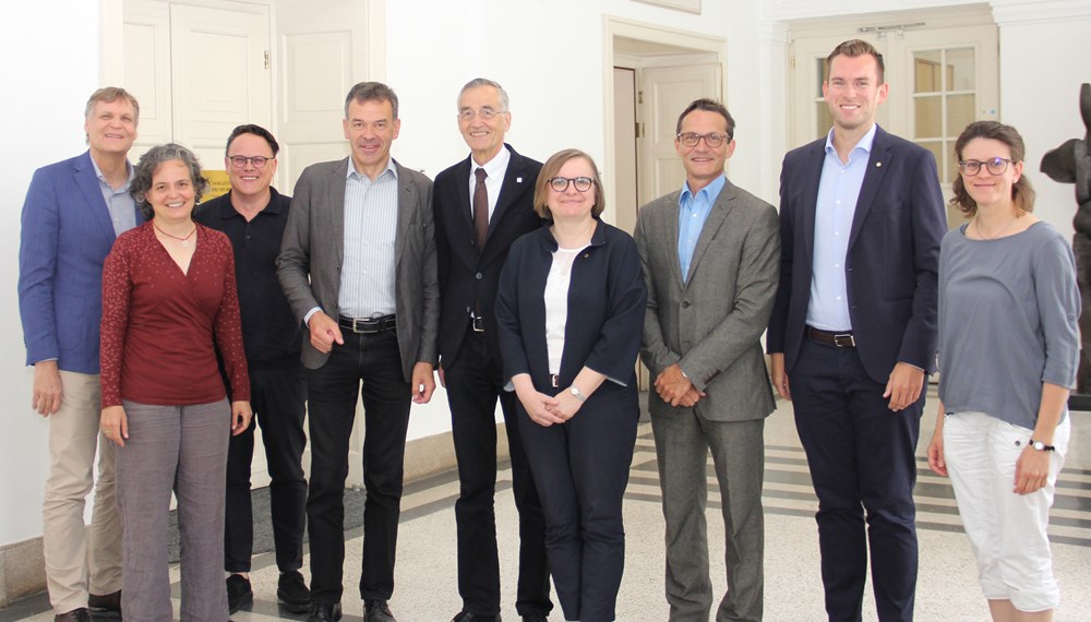 Mitte Juli war Innsbrucks Bürgermeister Georg Willi erstmals zu Gast beim RektorInnen-Team der Universität Innsbruck. In einem ersten sehr freundschaftlichen Gespräch wurden die zentrale Verankerung der Uni Innsbruck in der Stadt diskutiert sowie gemeinsame Projekte besprochen. Rektor Tilmann Märk und Bürgermeister Georg Willi waren sich darüber einig, die regelmäßigen Kontakte zwischen Stadt und Universität weiter zu verbessern. Zudem betont Willi die Wichtigkeit der Universität als Partnerin für die Stadt Innsbruck und verdeutlicht seine Bereitschaft, die Vorhaben der Uni Innsbruck zu unterstützen. Am Bild: (v.l.) Vizerektor Wolfgang Meixner, Vizerektorin Anke Bockreis, Pressesprecher Uwe Steger, Bürgermeister Georg Willi, Rektor Tilmann Märk, Vizerektorin Ulrike Tanzer, Vizerektor Bernhard Fügenschuh, Thomas Baumgartner und Rita Hebenstreit