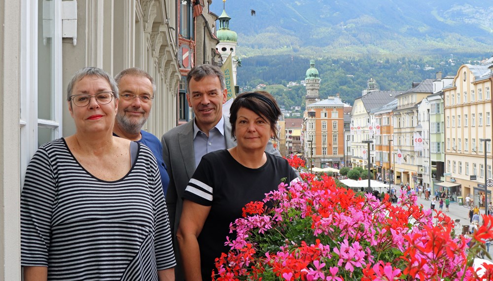 Sabine Trummer (l.), Anita Netzer und Helmut Kunwald, alle Mitglieder des DOWAS-Leitungsteams, statteten Mitte Juli Bürgermeister Georg Willi (2. v.r.) einen Antrittsbesuch ab. Die Einrichtung DOWAS bietet vor allem Arbeits- und Wohnungssuchenden Unterstützung. Bei einem ersten Gespräch mit Bürgermeister Georg Willi berichteten die BesucherInnen von laufenden Projekten.