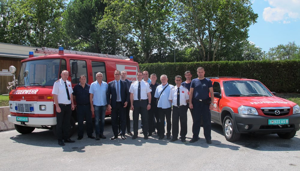 Das Land Tirol hilft seit Jahren gezielt beim Wiederaufbau der Feuerwehren in Kroatien. Hierbei ist das Land Tirol in der Region Pozega-Slawonien im Osten Kroatiens seit 2008 sowie in Vukovar-Srijem seit dem Hochwasserjahr 2014 tätig. Koordiniert wird das Hilfsprogramm von Peter Logar. In diesem Rahmen konnten gestern wieder zwei Feuerwehrfahrzeuge der Feuerwehr der Stadt Innsbruck gemeinsam mit Vizebürgermeister Franz X. Gruber (4. v. l.) sowie Branddirektor Helmut Hager (M.) an Peter Logar und einer Delegation aus Kroatien übergeben werden.