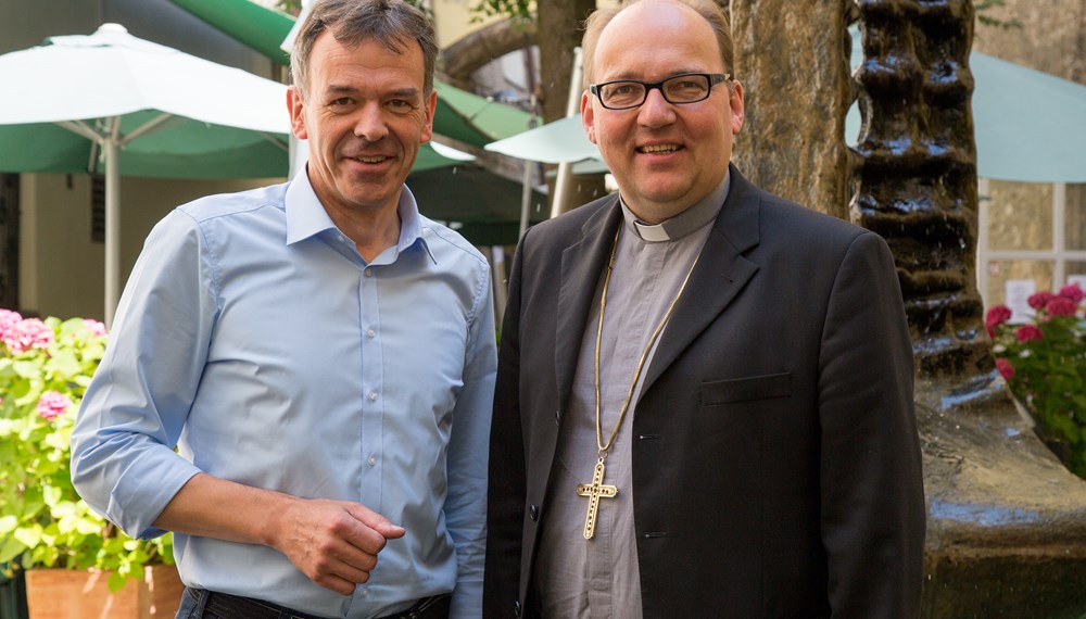 Bürgermeister Georg Willi (l.) traf sich kürzlich mit Bischof Hermann Glettler, der sein soeben erschienenes Buch "Die fremde Gestalt - Gespräche über den unbequemen Jesus" dabei hatte.