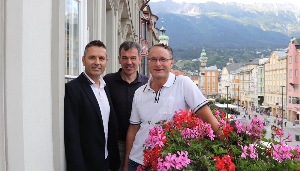 Besuch aus dem „Haifischbecken“ konnte Bürgermeister Georg Willi im Juli im Innsbrucker Rathaus begrüßen. Bei dem Treffen mit Vertretern des Eishockey Vereins „HC Innsbruck - Die Haie“ durfte auch ein Erinnerungsfoto am sommerlichen Balkon über der Maria-Theresien-Straße nicht fehlen (v. l.): Obmann Günther Hanschitz, Bürgermeister Georg Willi und Vorstand Norbert Ried.