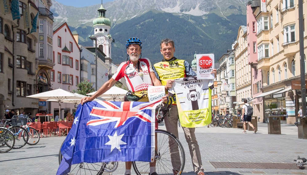 Bürgermeister Georg Willi bekam Besuch von Skippy aus Melbourne, der durch die ganze Welt radelt und an vielen Wettbewerben (Tour de Alps, Tour de France, usw.) teilnimmt. Der gebürtige Australier will auf die tödliche Gefahr aufmerksam machen, die RadfahrerInnen durch Autos bzw. unaufmerksame FahrerInnen droht.