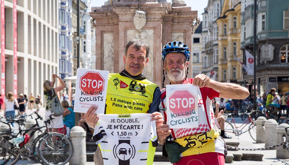 Bürgermeister Georg Willi bekam Besuch von Skippy aus Melbourne, der durch die ganze Welt radelt und an vielen Wettbewerben (Tour de Alps, Tour de France, usw.) teilnimmt. Der gebürtige Australier will auf die tödliche Gefahr aufmerksam machen, die RadfahrerInnen durch Autos bzw. unaufmerksame FahrerInnen droht.