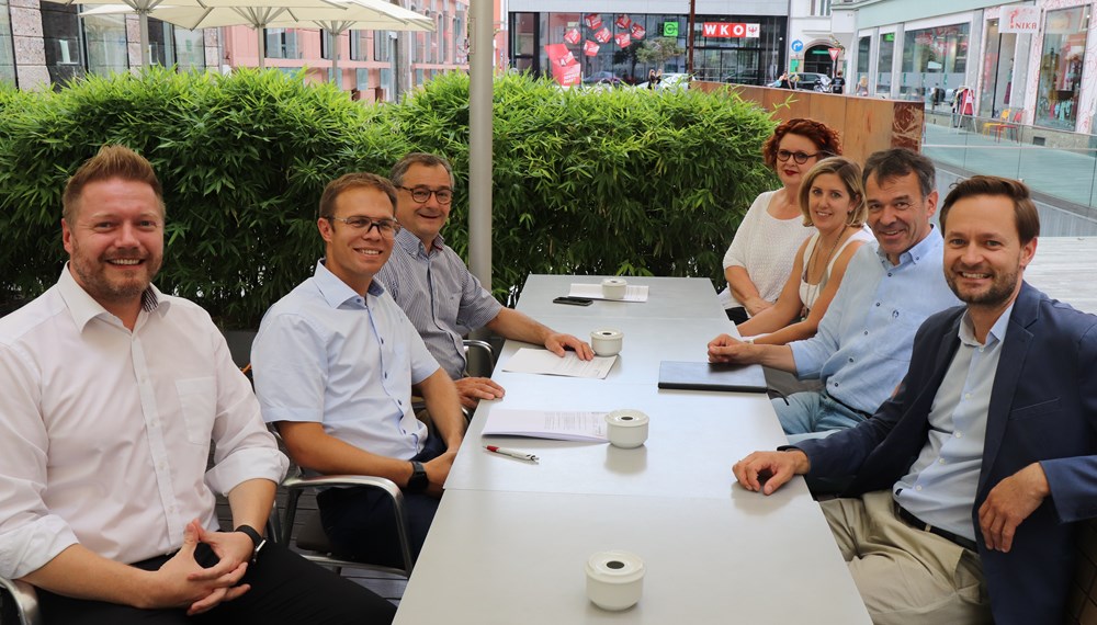 Aufgrund der sommerlichen Temperaturen fand der Antrittsbesuch des Innenstadtvereins bei Bürgermeister Georg Willi draußen in einem kühlen Gastgarten statt. Beim gemütlichen Zusammensitzen wurden Projekte des Innenstadtvereins besprochen. Von den Mitgliedern des Innenstadtvereins waren Geschäftsleiter Markus Wopfner (1. v. r.), Vorstandsmitglied Angela Hauser (3. v. r.), Obmann Stellvertreterin Rolanda Wünsch (4. v. r.) , Obmann Thomas Hudovernik (3 v. l.), Obmann Stellvertreter Ulrich Miller (2 v. l.) und Kassier Sebastian Schneemann (1 v. l.) anwesend.