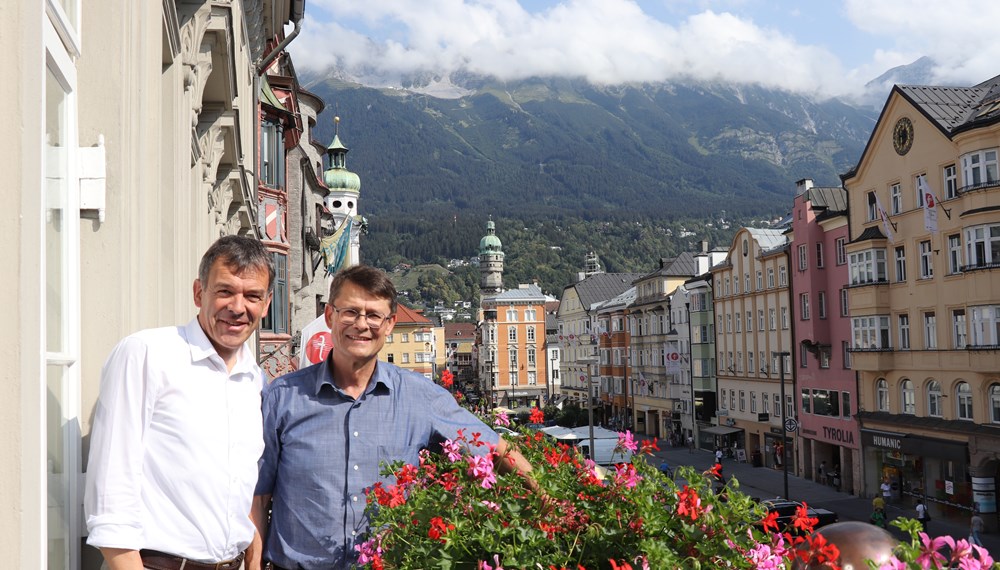 Bürgermeister Georg Willi traf sich vor kurzem mit dem Zirler Bürgermeister Thomas Öfner. Gesprochen wurde bei dem Treffen vor allem über die Bedeutung einer guten Kooperation der Landeshauptstadt mit den Umlandgemeinden. Auch mögliche Verbesserungen der Infrastruktur waren ein zentrales Thema des Besuchs.