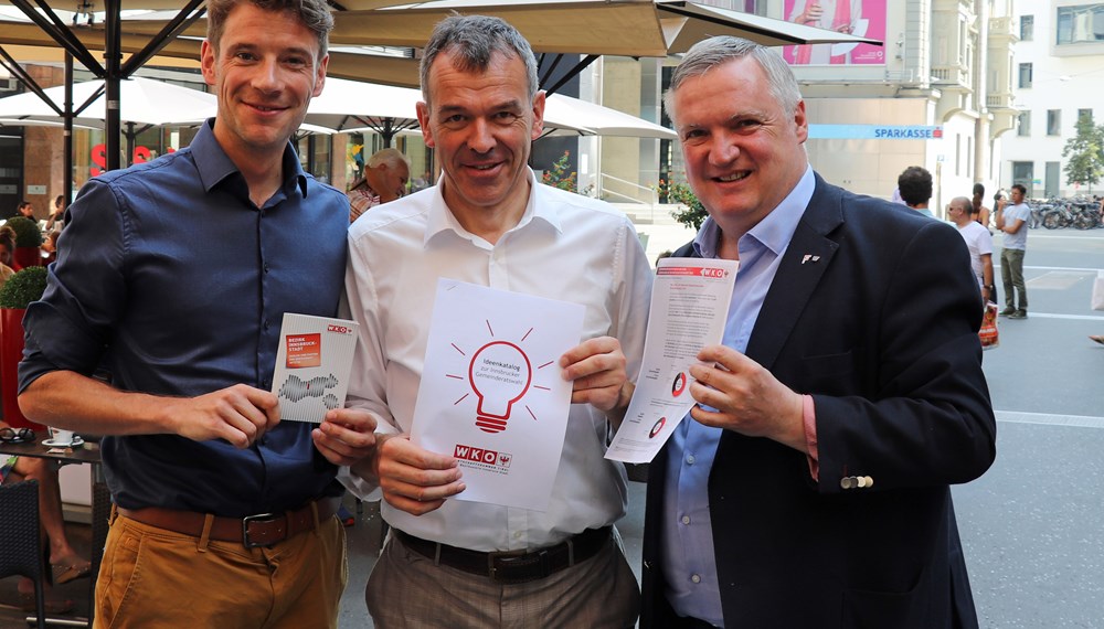 Karl Josef Ischia, WKO-Bezirksobmann Innsbruck Stadt (r.), und WKO-Bezriksstellenleiter Innsbruck Stadt, Mag. Stefan Wanner (l.), trafen sich Anfang August mit Bürgermeister Georg Willi für einen Antrittsbesuch. Bei traumhaften Sommerwetter wurde die enge Zusammenarbeit der Stadt Innsbruck mit der Wirtschaftskammer Tirol besprochen. Diese soll auch zukünftig erfolgreiche Früchte tragen.