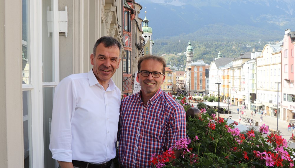 Bürgermeister unter sich: Bürgermeister Georg Willi empfing Ing. Josef Hausberger (r.), den Bürgermeister von Eben am Achensee, zum Antrittsbesuch im Rathaus.