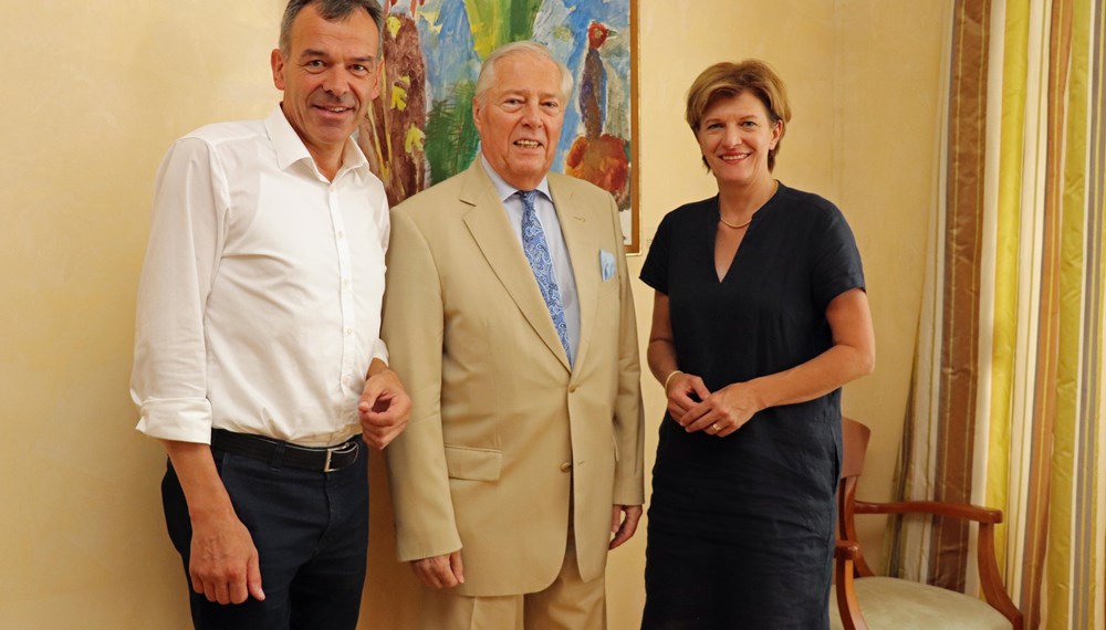 Gemeinsam mit Vizebürgermeisterin Christine Oppitz-Plörer hieß Bürgermeister Georg Willi den Präsidenten des Auslandsösterreicher-Weltbundes, Gustav Chlestil, im Innsbrucker Rathaus willkommen. Der Weltbund wurde 1952 mit dem Ziel gegründet, den weltweit bestehenden ÖsterreicherInnen-Vereinen und den im Ausland lebenden ÖsterreicherInnen Hilfestellung bei der Verbindung mit der Heimat zu bieten. Die Vernetzung ist zudem auch eine Interessensvertretung in politischer, kultureller, sozialer und wirtschaftlicher Hinsicht, sowohl im In- als auch im Ausland.