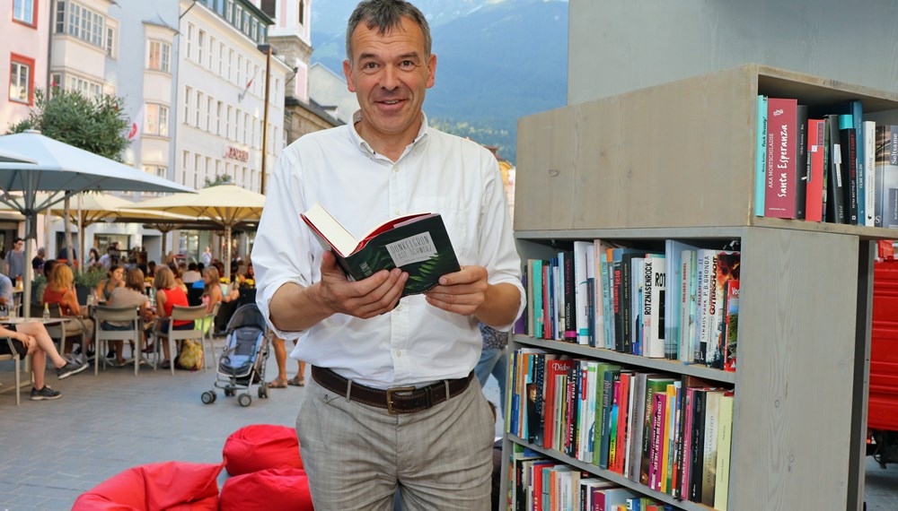 Vom 16. bis zum 19. August ist bereits zum 10. Mal "StadtLesen" in Innsbruck. Die Maria-Theresien Straße verwandelt sich in dieser Zeit in eine Oase für Bücherwürmer. Bürgermeister Georg Willi eröffnete Mitte August die Veranstaltung und schmökerte bereits im Roman der am Abend der Eröffnung stattfindenden Lesung des Buches "Dunkelgrün fast schwarz" von Autorin Mareike Fallwickl.