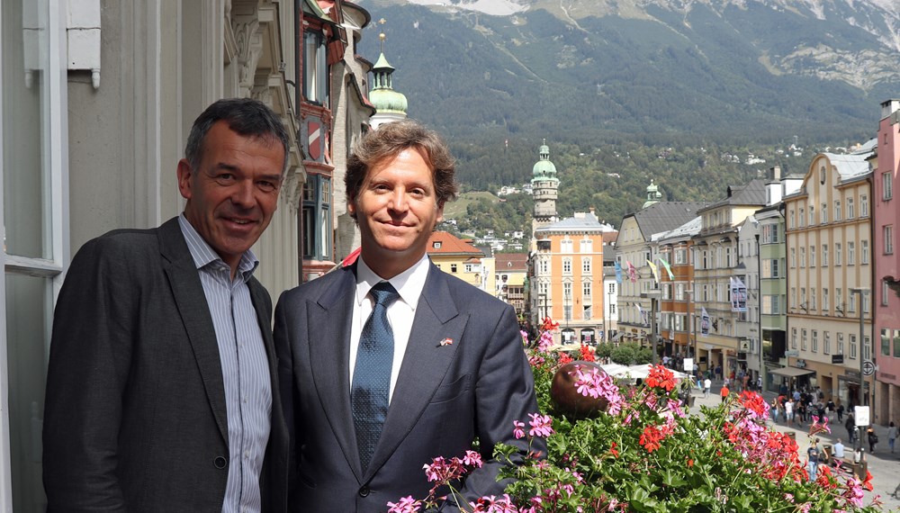 Ende August empfing Bürgermeister Georg Willi den Botschafter der USA, Trevor Traina, im Rathaus. Nach dem Austausch von Gastgeschenken setzten sich die beiden Herren zusammen, um über die Beziehungen von Innsbruck zu den USA zu sprechen. So ist New Orleans beispielsweise eine der sieben Partnerstädte Innsbrucks.