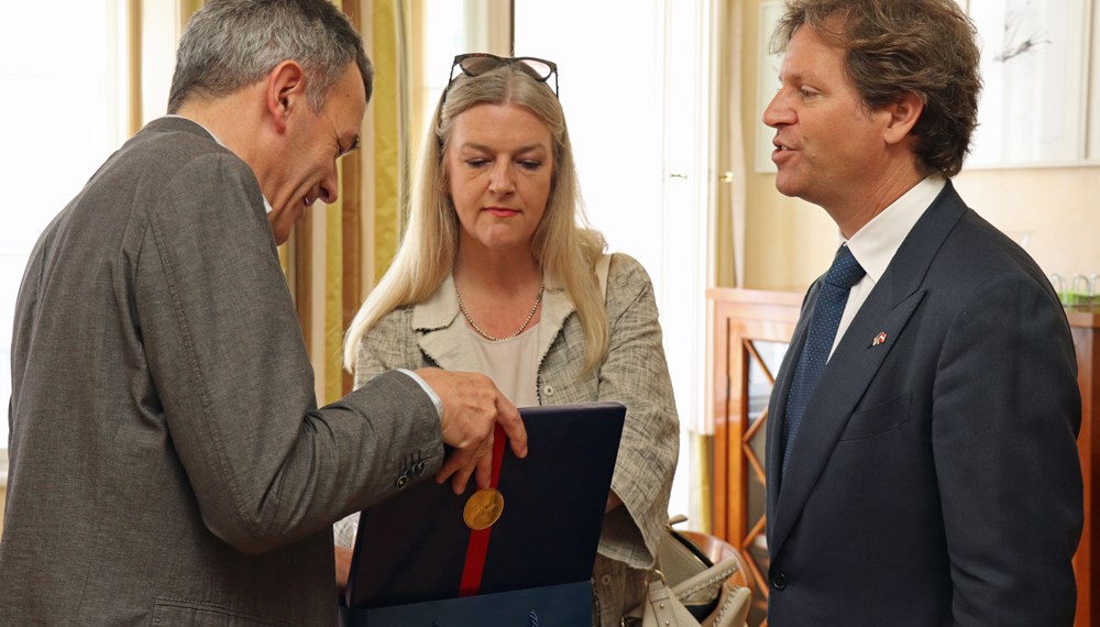 Ende August empfing Bürgermeister Georg Willi den Botschafter der USA, Trevor Traina, im Rathaus. Nach dem Austausch von Gastgeschenken setzten sich die beiden Herren zusammen, um über die Beziehungen von Innsbruck zu den USA zu sprechen. So ist New Orleans beispielsweise eine der sieben Partnerstädte Innsbrucks.