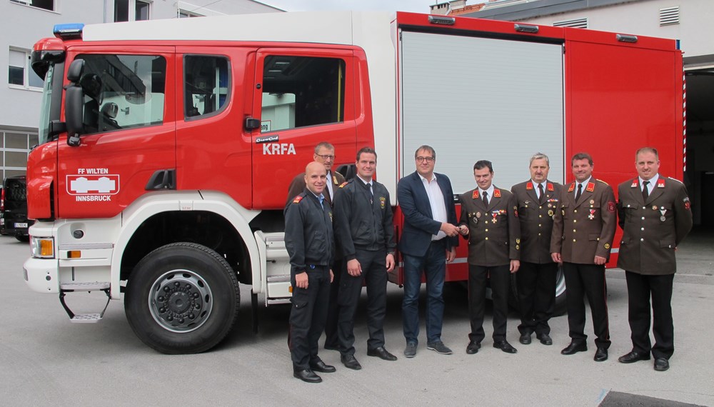 Anfang September fand bei der Berufsfeuerwehr Innsbruck die Übergabe eines Kleinrüstfahrzeuges für die Freiwillige Feuerwehr Wilten statt. Vizebürgermeister Franz X. Gruber überreichte dabei gemeinsam mit Branddirektor Helmut Hager und Bezirksfeuerwehrkommandanten OBR Albert Pfeifhofer die Fahrzeugschlüssel des angekauften Fahrzeugs an den Kommandanten der Freiwilligen Feuerwehr Wilten Harald Prader Jun. im Beisein weiterer Vertreter der Einheit. VizebürgermeisterGruber wünschte der Feuerwehr Wilten alles Gute mit dem neuen Einsatzgerät und eine allzeit gute Fahrt.