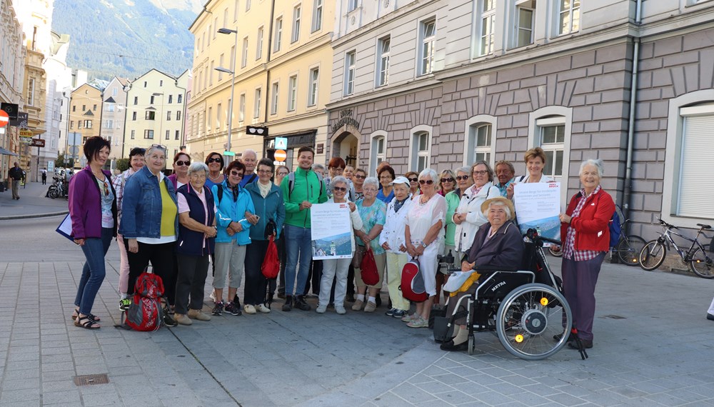 Im Rahmen des städtischen Programms "Innsbrucks Berge für SeniorInnen" fuhren zahlreiche Wanderbegeisterte mit Referatsleiterin Uschi Klee (l.) und ihrem Mitarbeiter Daniel Burgstaller (M.) nach Wildmoos für einen Ausflug. Vizebürgermeisterin Christine Oppitz-Plörer (2. v. r.) verabschiedete die SeniorInnen und wünschte einen schönen Ausflug.