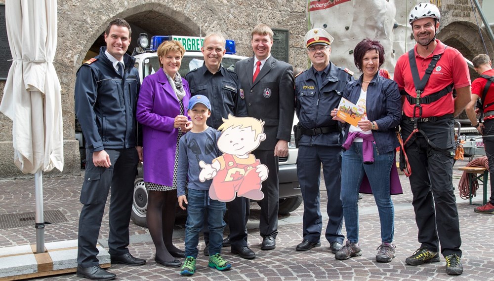 Einmal im Jahr findet in der Landeshauptstadt das „Peterle hilft“-Sicherheitsfest statt. Bei der diesjährigen Auflage Mitte September erfuhren die Kinder im Rahmen einer Quizrallye viel Lehrreiches und Unterhaltsames zum Thema Sicherheit im Herbst. Im Stadtturm galt es, auf Peterles Spuren zu wandern und unter anderem eine geheime Grotte zu entdecken. In der Herzog-Friedrich-Straße gaben Peterles Freunde von Polizei, Berufsfeuerwehr, Rotem Kreuz, Mobile Überwachungsgruppe (MÜG) und Bergrettung kindgerecht wichtige Sicherheitstipps – selbst ausprobieren stand ebenfalls am Programm. Vizebürgermeisterin Christine Oppitz-Plörer (2.v.l.) stattete den Vertretern der Einsatzorganisationen und Organisatorin Uschi Klee (Referat Frauen und Generationen, 2.v.r.) einen Besuch beim Fest ab.