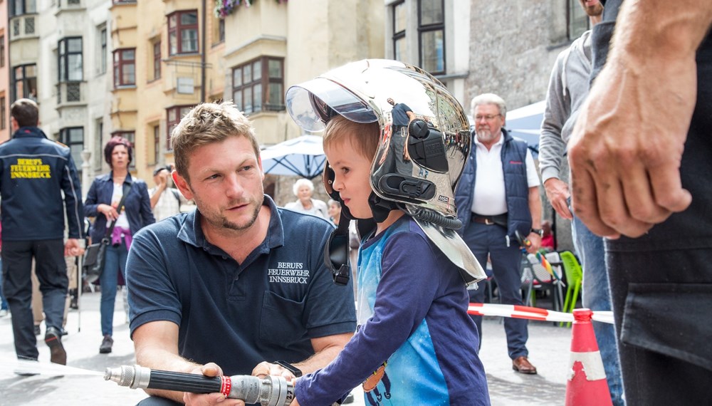 Einmal im Jahr findet in der Landeshauptstadt das „Peterle hilft“-Sicherheitsfest statt. Bei der diesjährigen Auflage Mitte September erfuhren die Kinder im Rahmen einer Quizrallye viel Lehrreiches und Unterhaltsames zum Thema Sicherheit im Herbst. Im Stadtturm galt es, auf Peterles Spuren zu wandern und unter anderem eine geheime Grotte zu entdecken. In der Herzog-Friedrich-Straße gaben Peterles Freunde von Polizei, Berufsfeuerwehr, Rotem Kreuz, Mobile Überwachungsgruppe (MÜG) und Bergrettung kindgerecht wichtige Sicherheitstipps – selbst ausprobieren stand ebenfalls am Programm. Vizebürgermeisterin Christine Oppitz-Plörer (2.v.l.) stattete den Vertretern der Einsatzorganisationen und Organisatorin Uschi Klee (Referat Frauen und Generationen, 2.v.r.) einen Besuch beim Fest ab.