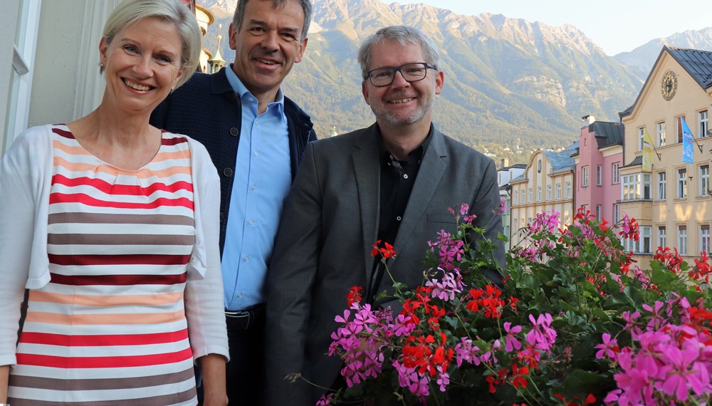 Bürgermeister Georg Willi bekam am Freitag, 21. September, musikalischen Besuch. Rita Gasser (Orchestermanagement) und Gerhard Sammer (künstlerischer Leiter und Gründer; r.) stellten das Kammerorchester "Innstrumenti" im Rahmen eines Antrittsbesuchs vor. Da Musik auch zu den großen Interessen des Bürgermeisters zählt, unterhielten sich die drei angeregt.