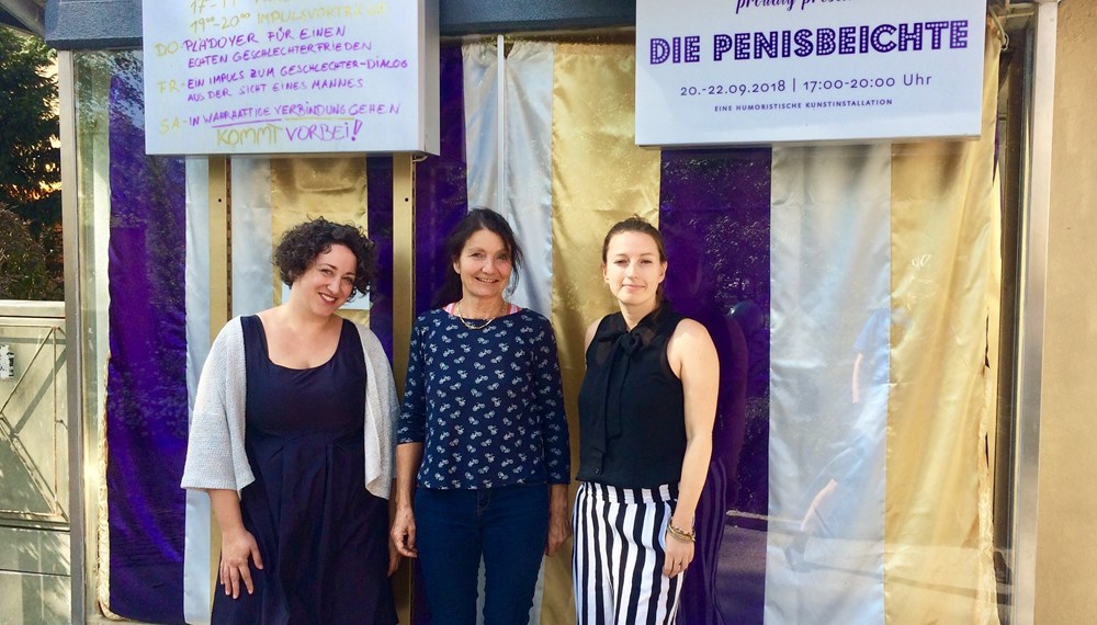 Gemeinsam mit den Künstlerinnen Theresia Dummer und Dagmar Ongania (v.l.), stellt Uschi Schwarzl das Projekt "Penisbeichte" vor.