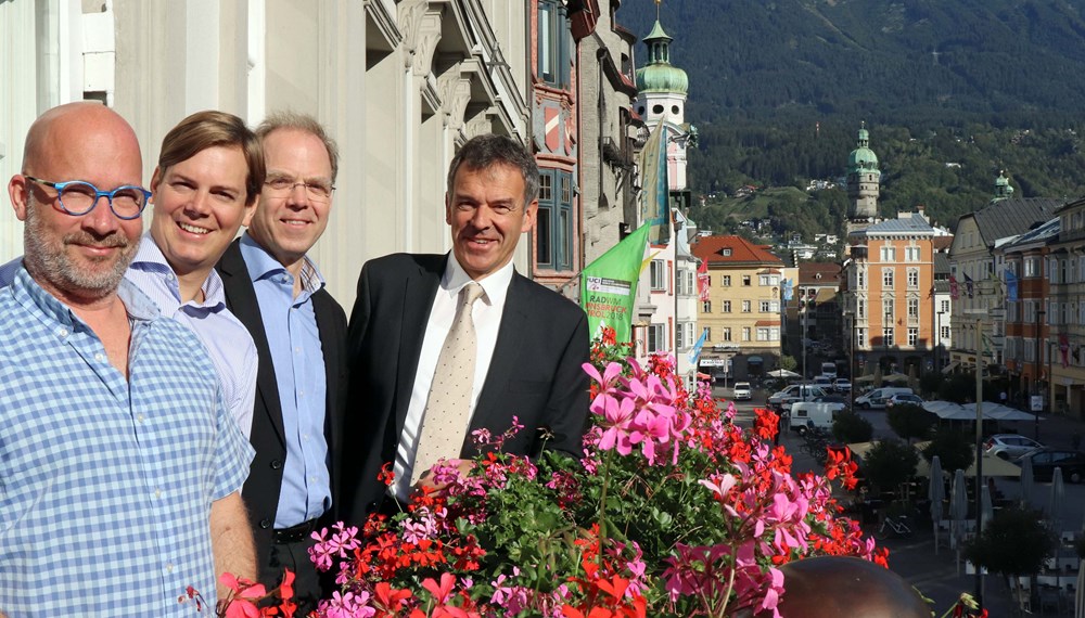 Die Obleute des Verbandes Igls-Vill Ing. Herwig Zöttl, Mag. Stephan Kaltschmid und Univ.-Prof. Dr. Johannes Zschocke Ph.D. (v. l.) statteten Bürgermeister Georg Willi am 20. September einen Besuch im Rathaus ab. Der neu gegründete Verband fungiert als Koordinator und Ansprechpartner für 30 Vereine in Igls und Vill nach dem Motto "Von IglerInnen und VillerInnen für IglerInnen und VillerInnen".