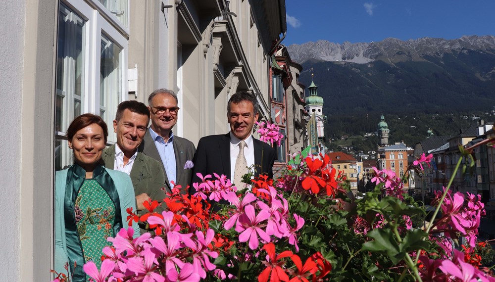 Bürgermeister Georg Willi begrüßte am 20. September drei Mitglieder des Rektorats der Medizinischen Universität Innsbruck bei sich im Rathaus: Mag.a Manuela Groß (Vizerektorin für Finanzen und IT), Univ.-Prof. Dr. Peter Loidl (Vizerektor Lehre und Studienangelegenheiten)  und Dr. W. Wolfgang Fleischhacker (Rektor)  unterhielten sich mit dem Stadtoberhaupt über gemeinsame Projekte und ihre künftige Zusammenarbeit.