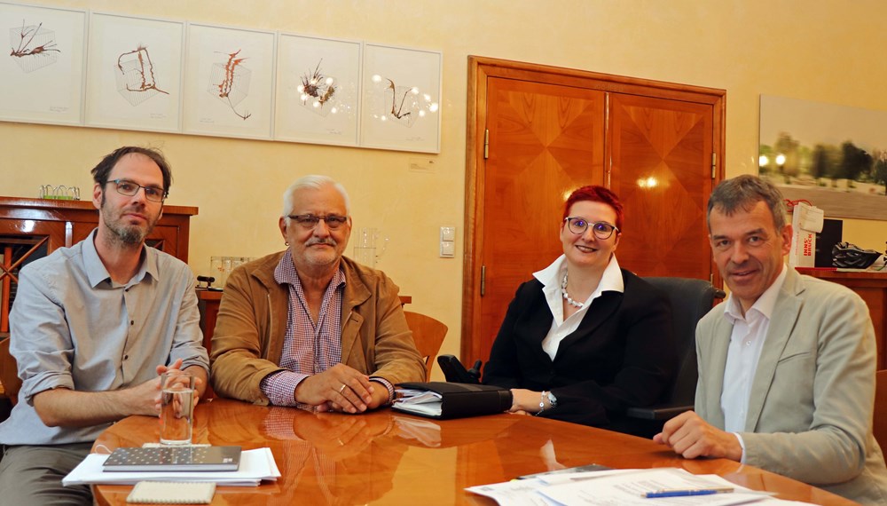 Die Vorsitzende des Behindertenbeirates (BBR), Mag.a Dr.in Elisabeth Rieder, der Koordinator des BBR, Mag. Wolfgang Grünzweig (l.) sowie der der stellvertretende Vorsitzende, Werner Pfeifer statteten dem Bürgermeister Georg Willi einen Antrittsbesuch ab. Seit 2003 hat sich der Behindertenbeirat der Stadt Innsbruck mit Stellungnahmen, Berichten und Expertisen als beratendes und für die Stadtregierung als wertvolles Gremium etabliert.