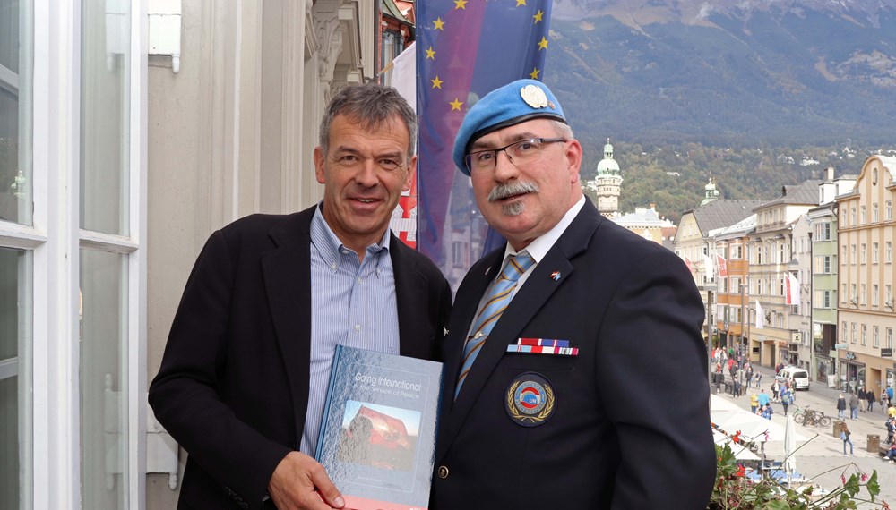 Die Vereinigung Österreichischer Peacekeeper in Vertretung von Gerhard F. Dujmovits, Wachtmeister außer Dienst (Bundesheer) sowie Landesleiter Tirol Vereinigung Österreichischer Peacekeeper stattete Bürgermeister Georg Willi einen Antrittsbesuch ab. Der Verein wurde am 14. Dezember 1995 gegründet und hat derzeit in Österreich rund 2.000 und in Tirol etwa 180 Mitglieder. Der Verein besteht aus SoldatInnen, PolizistInnen und ZivilistInnen, die im Ausland im Friedenseinsatz waren. Das Ziel der „Blauhelme“ ist es, Kontakte zu fördern und den Erfahrungsaustausch auf nationaler und internationaler Ebene zwischen den Peacekeepern zu fördern. Außerdem stärken sie Kontakte mit staatlichen Stellen, Vereinen und sonstigen Organisationen in Bezug auf internationale Friedenseinsätze. Sie fördern alle Maßnahmen, um Frieden und die Menschenrechte zu erhalten bzw. zu wahren und Österreich bei internationalen Friedenseinsätzen eine aktivere Rolle zu geben.