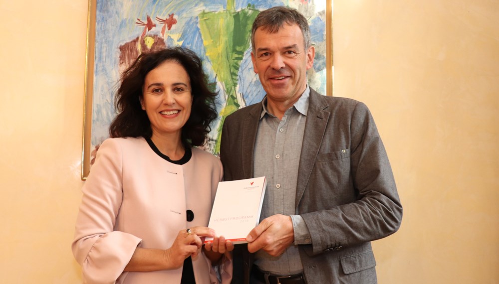 Donnerstagfrüh begrüßte Bürgermeister Georg Willi die Geschäftsführerin der Volkshochschule (VHS) Tirol im Rathaus. Birgit Brandauer steht außerdem der Innsbrucker VHS als Direktorin vor. Die beiden unterhielten sich über das neue Kursprogramm sowie die Möglichkeiten der Zusammenarbeit, die bereits in der Vergangenheit für beide Seiten ausgezeichnet funktionierte.