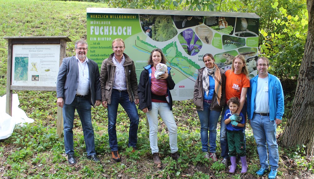 BesucherInnen des Biotops "Mühlauer Fuchsloch" bekommen seit Kurzem Informationen aus erster Hand: Anhand von für das Fuchsloch typischen Tierarten wird auf einer neu aufgestellten Informationstafel Wissenswertes über die Tiere und Pflanzen des Gebiets vermittelt. Mit der Information werden die Aufmerksamkeit und Sensibilität der Öffentlichkeit für dieses Naturjuwel inmitten von Innsbruck gestärkt. Alexander Legniti (Textgestaltung), Albuin Neuner (beide Stadt Innsbruck), Melania Jakober-Hofer (Naturschutzjugend, ehem. Biotopbetreuerin) , Sylvia und Wolfgang Auer mit Sohn Aron (BiotopsbetreuerInnen) und Andreas Jedinger (Verein Natopia; v. l.) schauten beim Fest anlässlich der Tafel-Aufstellung vorbei.