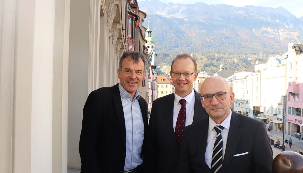 In Begleitung des luxemburgischen Honorarkonsuls, Univ.-Prof. Dr. Armand Hausmann (r.), besuchte der seit Oktober 2017 in Österreich tätige luxemburgische Botschafter, S.E. Marc Ungeheuer Bürgermeister Georg Willi im Rathaus. Rund 500 Luxemburger leben derzeit in der Alpenstadt. Als Tourismus-, Handels-, Wissenschafts- und Universitätsstadt ist die Tiroler Landeshauptstadt im Großherzogtum sehr bekannt und beliebt.