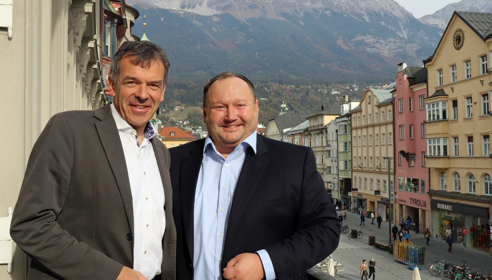 Markus Reiterer (r.) ist der Generalsekretär der Alpenkonvention, die sich eine effiziente Koordination aller Alpenstaaten zur Aufgabe gemacht hat. Bei seinem Antrittsbesuch im Rathaus tauschte er sich mit Bürgermeister Georg Willi aus. Der Sitz des Ständigen Sekretariat der Konvention befindet sich seit einigen Jahren in der Landeshauptstadt.