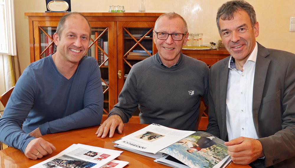 Oswald Gredler (M.), Obmann des Landestrachtenverbands Tirol, und sein Stellvertreter Alexander Schatz (l.), statteten Bürgermeister Georg Willi einen Antrittsbesuch ab. Dabei gewährten sie dem Stadtoberhaupt exklusive Einblicke in das neue Buch "Die Trachten Tirols", das erst einige Tage später öffentlich präsentiert wird.