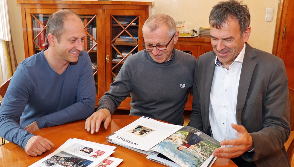 Oswald Gredler (M.), Obmann des Landestrachtenverbands Tirol, und sein Stellvertreter Alexander Schatz (l.), statteten Bürgermeister Georg Willi einen Antrittsbesuch ab. Dabei gewährten sie dem Stadtoberhaupt exklusive Einblicke in das neue Buch "Die Trachten Tirols", das erst einige Tage später öffentlich präsentiert wird.