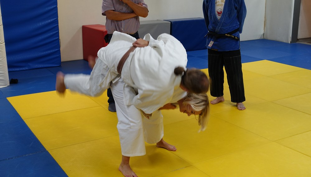 Gleich selbst Hand angelegt hat Sportstadträtin Elli Mayr bei ihrem Besuch im Judozentrum Innsbruck unter der fachkundigen Anleitung von Obmann Martin Scherwitzl und seinem TrainerInnen-Team