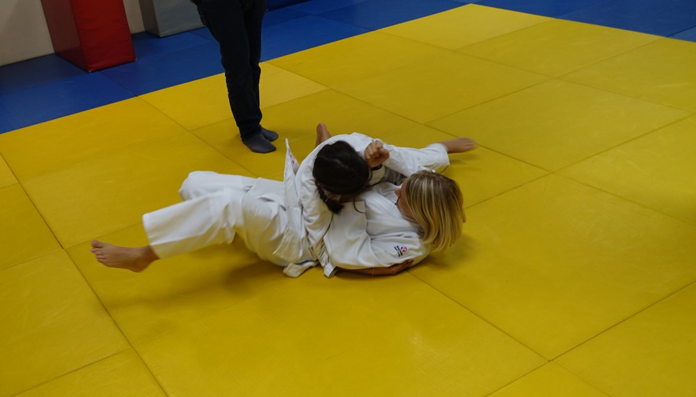 Gleich selbst Hand angelegt hat Sportstadträtin Elli Mayr bei ihrem Besuch im Judozentrum Innsbruck unter der fachkundigen Anleitung von Obmann Martin Scherwitzl und seinem TrainerInnen-Team