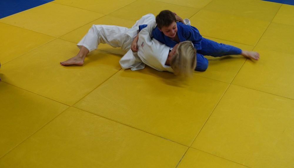 Gleich selbst Hand angelegt hat Sportstadträtin Elli Mayr bei ihrem Besuch im Judozentrum Innsbruck unter der fachkundigen Anleitung von Obmann Martin Scherwitzl und seinem TrainerInnen-Team