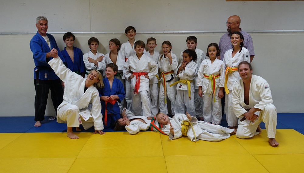 Gleich selbst Hand angelegt hat Sportstadträtin Elli Mayr bei ihrem Besuch im Judozentrum Innsbruck unter der fachkundigen Anleitung von Obmann Martin Scherwitzl und seinem TrainerInnen-Team